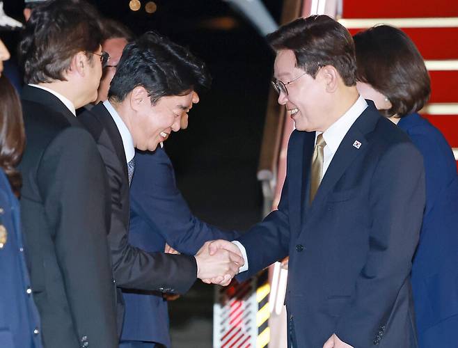 미국과 멕시코 순방을 마치고 귀국한 이재명 대통령이 27일 성남 서울공항에서 영접 나온 강훈식 비서실장과 인사하고 있다. 연합뉴스