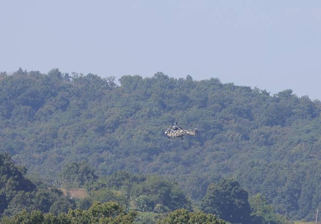 지난 22일 오후 경기도 파주시 서부전선 비무장지대(DMZ) 남방한계선 상공에서 수리온 헬기가 이동하고 있다. 연합뉴스