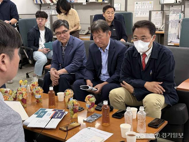 송현석 인천시 재정예산개혁 태스크포스(TF) 단장이 29일 인천시청 기자실을 찾아 권고안을 공개한 뒤 기자들의 질문에 답변하고 있다. 김지혜기자