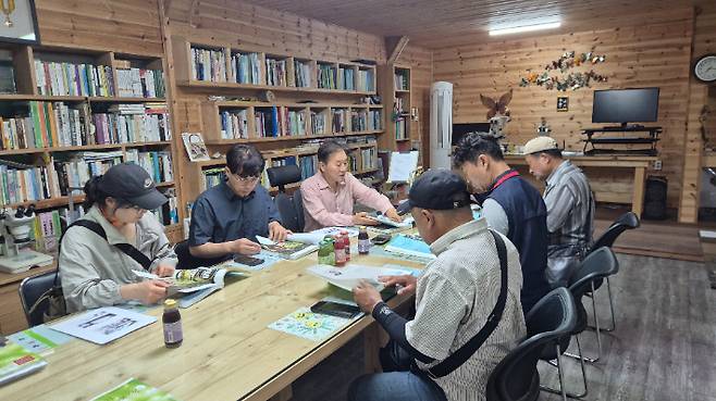 무위당숲학교, 사단법인 저스피스(지학순정의평화상), 원주횡성촛불행동, 민주노총 원주지역지부, 강원생태네트워크 관계자들이 지난 8월 강원 횡성군 홀로세생태보존연구소를 찾아 멸종위기종 보전 현장과 사업 운영 실태를 살폈다. 홀로세연구소 제공