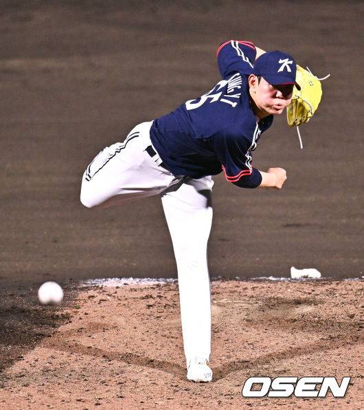 [OSEN=도요하시(일본), 박준형 기자) 류지현 감독이 이끄는 아이치-나고야 아시안게임 한국 야구 대표팀이 홍콩을 상대로 한국 대표팀 역사상 최초로 팀 퍼펙트 게임을 달성했다. 한국은 아이치현 도요하시 시민구장에서 열린 2026 아이치-나고야 아시안게임 B조 조별예선 홍콩과의 2차전에서 13-0 7회 콜드승을 거뒀다. 이날 승리로 한국은 조별리그 2승으로 조 1위 자리를 굳건히 지켰다.7회말 성영탁 투수가 역투하고 있다. 2026.09.22 / soul1014@osen.co.kr