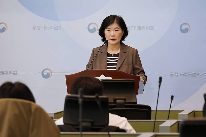 이순미 공정거래위원회 상임위원이 28일 세종시 정부세종청사에서 명륜당의 부당지원 행위 및 가맹사업법 위반 행위 제재 결과에 대해 브리핑하고 있다. 연합