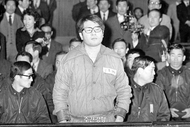 1974년 11월 20일, 육영수 여사 저격사건으로 사형 선고를 받고 있는 문세광. 당시 경향신문은 “사형선고를 받자 문세광의 얼굴에서 경련이 일어났다”고 취재기록에서 밝히고 있다. 경향자료