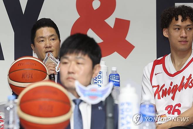 발언하는 전희철 서울 SK 감독 (서울=연합뉴스) 박동주 기자 = 29일 서울 용산구 블루스퀘어 우리WON뱅킹홀에서 열린 2026-2027 KCC 프로농구 개막 미디어데이.
전희철 서울 SK 감독이 발언하고 있다. 2026.9.29 pdj6635@yna.co.kr