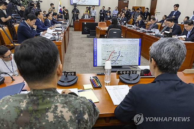 의원 제시 자료 지켜보는 강신철 국방부 장관 (서울=연합뉴스) 황광모 기자 = 강신철 국방부 장관(오른쪽)과 진영승 합참의장이 29일 국회 국방위원회에서 열린 DMZ 지뢰 추정 폭발사고 현안 질의에 참석해 DMZ 사고 관련 의원 질의 도중 제시한 사고 지역의 지도를 바라보고 있다. 2026.9.29 hkmpooh@yna.co.kr