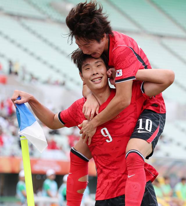 한국의 이영준이 30일 일본 오사카 나가이 스타디움에서 열린 2026 아이치·나고야 아시안게임 남자 축구 준결승 중국과의 경기 도중 동점골을 넣은 뒤 배준호와 함께 기뻐하고 있다. 연합뉴스