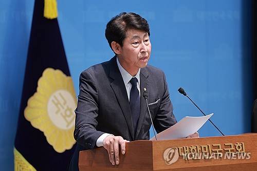 더불어민주당 이훈기 의원(서울=연합뉴스) 신현우 기자 = 더불어민주당 이훈기 의원이 5일 국회 소통관에서 주가 누르기 방지법 대표발의 기자회견을 하고 있다. 2026.8.5 nowwego@yna.co.kr