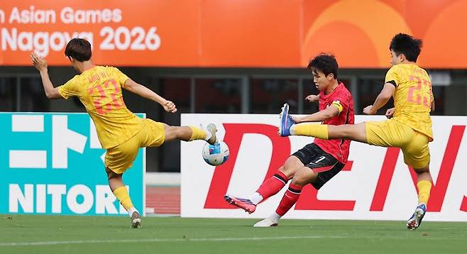 30일 일본 오사카 나가이 스타디움에서 열린 2026 아이치·나고야 아시안게임 남자 축구 준결승 대한민국과 중국의 경기. 엄지성이 중국 수비를 앞에 둔 채 슈팅을 때리고 있다. 사진=연합뉴스