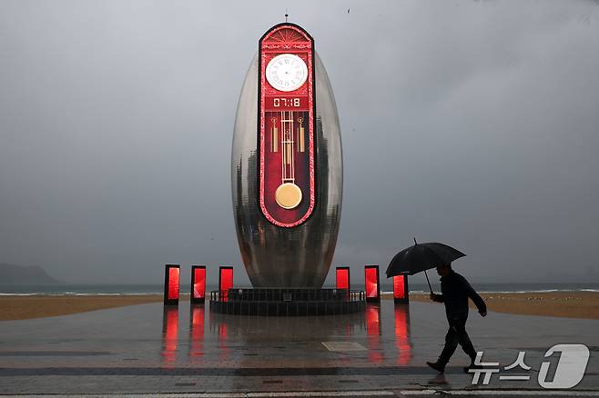 29일 오전 경북 포항시 북구 영일대해수욕장 '빛의 시계탑' 앞으로 우산을 든 시민이 걸어가고 있다. 2026.9.29 ⓒ 뉴스1 최창호 기자