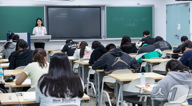 2027학년도 대학수학능력시험을 네 달여 앞둔 15일 서울 광진구 건국대학교에서 수험생들이 모의 논술고사를 치르고 있다. 이날 열린 KU모의논술은 수험생들이 실제 건국대 논술고사와 유사한 환경에서 실전 감각을 익히고 논술전형을 미리 경험할 수 있도록 마련됐다. 2026.7.15 ⓒ 뉴스1 안은나 기자