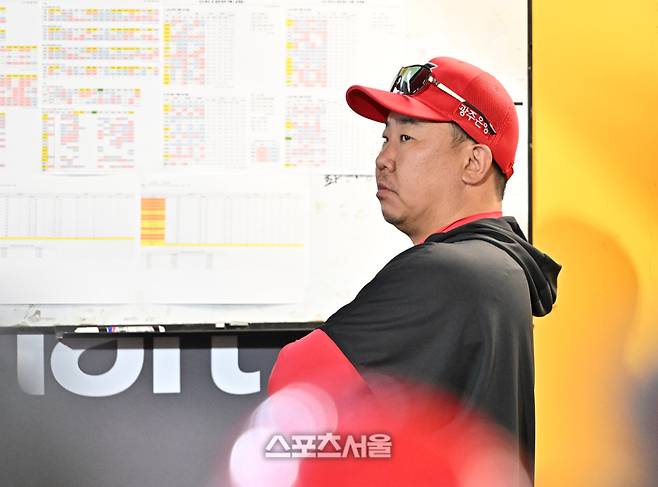 KIA 이범호 감독이 15일 인천 SSG랜더스필드에서 열린 2026 KBO리그 SSG와 경기에서 패색이 짙은 9회초 팀의 공격을 지켜보고 있다. 문학 | 박진업 기자 upandup@sportsseoul.com