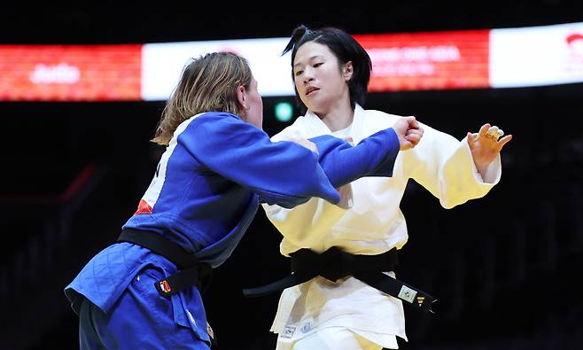 장세윤 '치열한 탐색전'
(나고야=연합뉴스) 김동민 기자 = 30일 일본 나고야 아이치 인터내셔널 아레나에서 열린 2026 아이치·나고야 아시안게임 유도 여자 52㎏급 결승 한국 장세윤과 우즈베키스탄 시타 카담보예바 경기. 장세윤이 경기를 펼치고 있다. 2026.9.30
image@yna.co.kr
(끝)
<저작권자(c) 연합뉴스, 무단 전재-재배포, AI 학습 및 활용 금지>