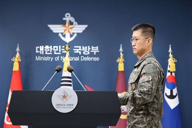 강현우 합참 작전본부장이 30일 서울 용산구 국방부에서 비무장지대(DMZ) 지뢰 폭발 관련해 입장 발표를 하기 위해 브리핑룸으로 들어서고 있다. 연합뉴스