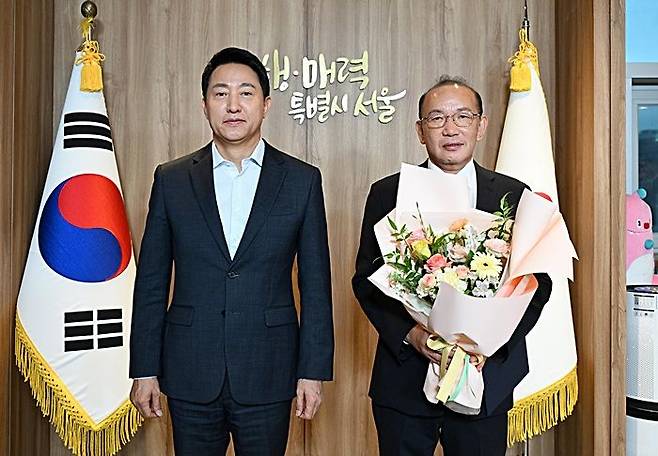 오세훈 서울시장(사진 왼쪽)과 송주범 신임 120다산콜재단 이사장이 임명장 수여식 후 기념촬영을 하고 있는 모습. ⓒ서울시