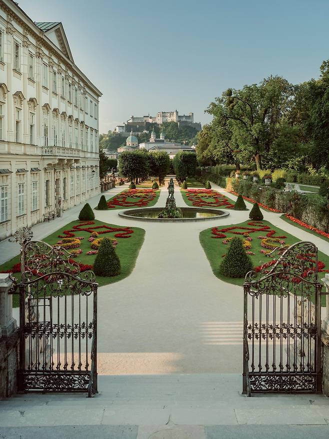 오스트리아 잘츠부르크에 있는 미라벨 정원. 영화 ‘사운드 오브 뮤직’ 속 마리아와 일곱 남매는 이 정원 계단을 함께 오르내리며 ‘도레미송’을 부른다. ⓒTSG Tourismus Salzburg GmbH/P. Langwallner