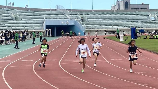 지난 5일 제주종합경기장 주경기장에서 열린 ‘2026 제주특별자치도교육감배 학교간육상경기대회’에서 초등학생 선수들이 트랙을 힘차게 달리고 있다. 주 3일 이상 격렬한 운동 실천율은 동지역 63.3%, 읍·면지역 51.7%로 11.6%p 차이가 났다. 사진=정용복 기자