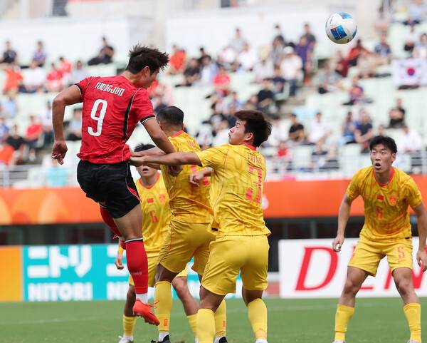 이영준이 30일 일본 오사카 나가이 스타디움에서 열린 2026 아이치·나고야 아시안게임 축구 준결승 중국과 경기에서 통렬한 헤딩 골을 성공시키고 있다. 오사카/연합뉴스