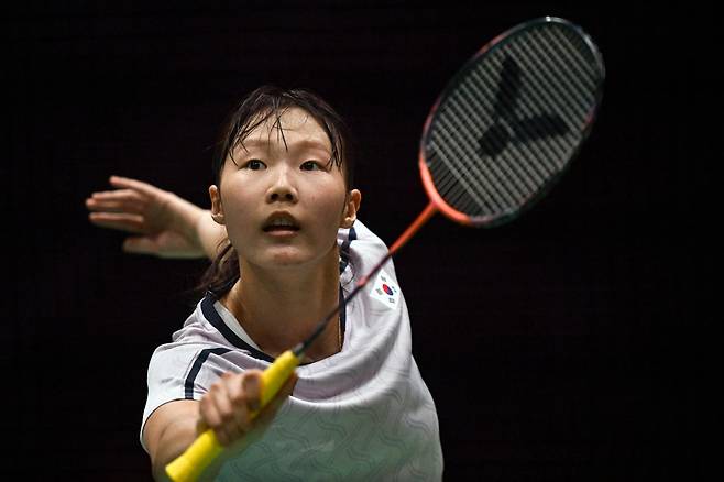 백하나가 29일 일본 아이치현 이치노미야 시립체육관에서 열린 2026 아이치·나고야 아시안게임 배드민턴 여자 복식 결승 중국 류성수·탄닝 조와의 경기에서 상대 공격을 받아내고 있다. 백하나는 이소희와 짝을 이뤄 세계 1위 중국 조를 2-1로 꺾고 24년 만에 한국에 아시안게임 여자 복식 금메달을 안겼다. 이치노미야=하상윤 기자