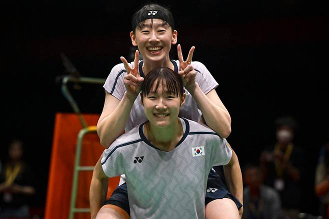 백하나가 29일 일본 아이치현 이치노미야 시립체육관에서 열린 2026 아이치·나고야 아시안게임 배드민턴 여자 복식 결승에서 중국 류성수·탄닝 조를 2-1로 꺾고 우승을 확정한 뒤 이소희를 업고 있다. 이치노미야=하상윤 기자