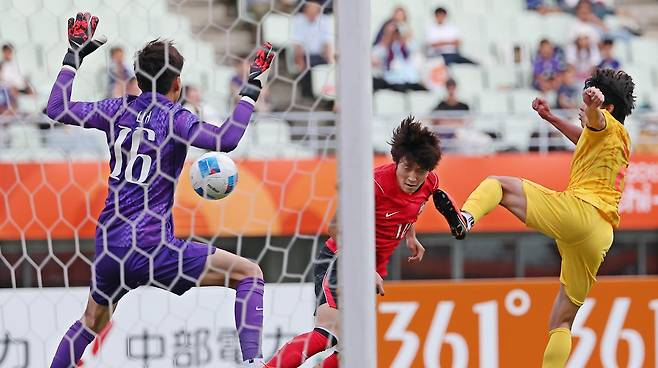 배준호가 30일 일본 오사카 나가이 스타디움에서 열린 중국과의 2026 아이치·나고야 아시안게임 남자 축구 준결승에서 후반 헤더 역전골을 넣고 있다. 오사카=연합뉴스