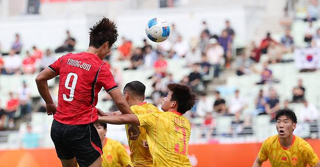 이영준이 30일 일본 오사카 나가이 스타디움에서 열린 중국과의 2026 아이치·나고야 아시안게임 남자 축구 준결승에서 0-1로 뒤지던 전반 헤더 동점골을 터뜨리고 있다. 오사카=연합뉴스