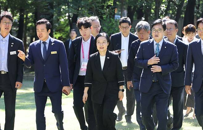 한성숙 국무총리가 주택공급 현장점검을 위해 지난 18일 서울 공릉동 태릉 골프장 인근 강릉을 방문하고 있다. 연합뉴스