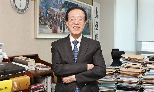 이석연 전 국민통합위원장이 지난 29일 서울 서초구 ‘법무법인 서울’ 사무실에서 포즈를 취하고 있다. 이 전 위원장은 “모든 것을 자신 있게 밝히고 이야기하는 것이니, 기왕이면 활짝 웃는 사진을 써 달라”고 말했다. 이한형 기자