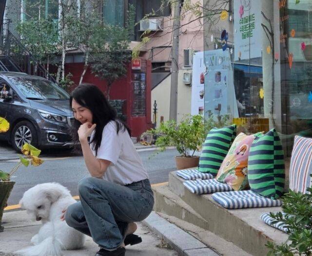 채시라가 반려견과 함께한 여유로운 일상을 공개하며 변함없는 비주얼을 자랑했다. / 채시라 SNS