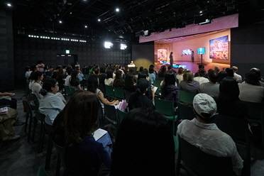 ‘다이브 인투 코리안 아트’에 참가한 세계 각국의 미술 전문가들이 발표회를 갖고 있다. 사진 제공=예술경영지원센터