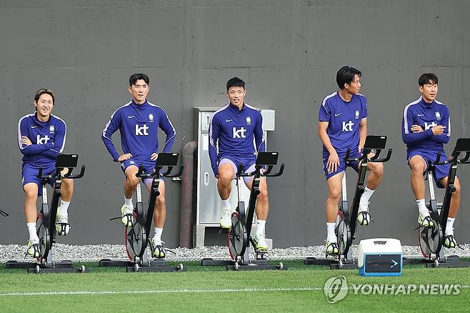 모레노호 합류한 해외파 (천안=연합뉴스) 김주성 기자 = '모레노호' 축구대표팀에 합류한 손흥민과 이강인 등 해외파 선수들이 22일 충남 천안시 코리아풋볼파크에서 열린 공개훈련에서 자전거를 타며 몸을 풀고 있다.
대표팀은 이틀 뒤 에콰도르 대표팀과의 평가전을 시작으로 우루과이, 베네수엘라, 우즈베키스탄 대표팀과 4차례 A매치를 치른다.
왼쪽부터 이강인(아틀레티코 마드리드), 황인범(포르투), 황희찬(샬케), 이한범(브루게), 손흥민(LAFC). 2026.9.22 utzza@yna.co.kr
