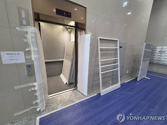 사무실 조성작업 한창인 부산중수청 (부산=연합뉴스) 차근호 기자 = 30일 오전 부산 강서구 퍼스트월드브라이튼 건물에 '부산중대범죄수사청' 입주를 앞두고 사무실 조성 작업이 진행되고 있다. 2026.9.30 ready@yna.co.kr