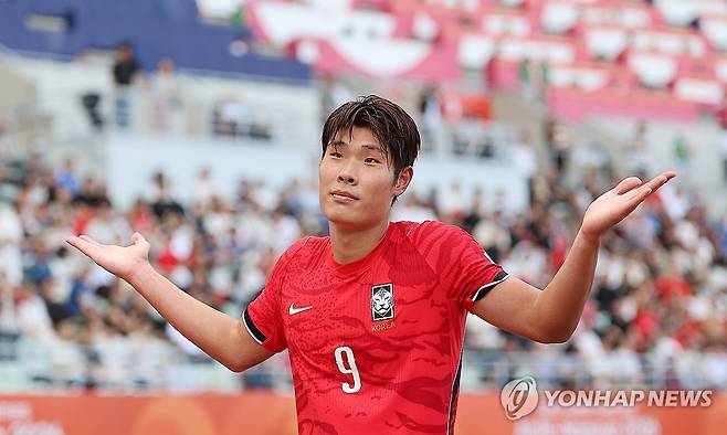 골 세리머니 하는 이영준 (오사카=연합뉴스) 김성민 기자 = 30일 일본 오사카 나가이 스타디움에서 열린 2026 아이치·나고야 아시안게임 남자 축구 준결승 대한민국과 중국의 경기. 전반전 한국 이영준이 동점골을 넣고 세리머니를 하고 있다. 2026.9.30 ksm7976@yna.co.kr