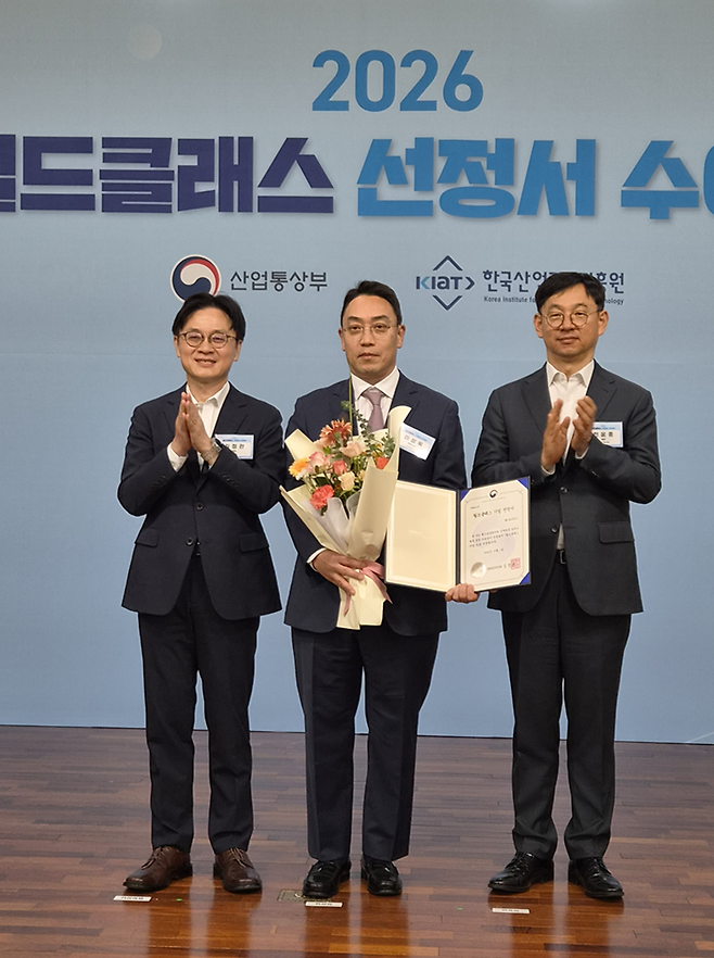김정관 산업통상부 장관(왼쪽)과 이성욱 HT로보틱스 대표가 1일 '2026년 월드클래스 플러스 기업' 선정 수여식에서 기념촬영을 하고 있다.(HT로보틱스 제공)