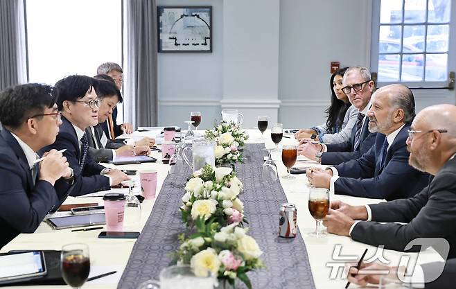 김정관 산업통상부 장관이 23일(현지시간) 미국 워싱턴D.C. 메이플라워호텔에서 하워드 러트닉 미국 상무부 장관과 면담을 하고 있다. (산업통상부 제공. 재판매 및 DB 금지) 2026.7.24 ⓒ 뉴스1