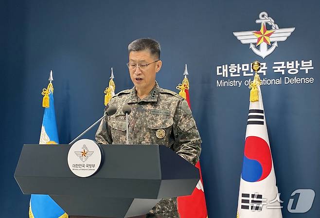 강현우 합동참모본부 작전본부장이 지난달 30일 서울 용산구 국방부에서 비무장지대(DMZ) 지뢰 폭발 사고 관련 브리핑을 하고 있다. 2026.9.30 ⓒ 뉴스1 김기성 기자