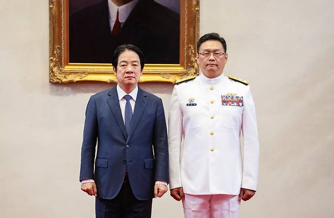 라이칭더(왼쪽) 대만 총통이 1일 장성 진급식에서 해경서 부서장으로 전보된 위안성화와 악수하고 있다. (대만 총통부 홈페이지 캡처)