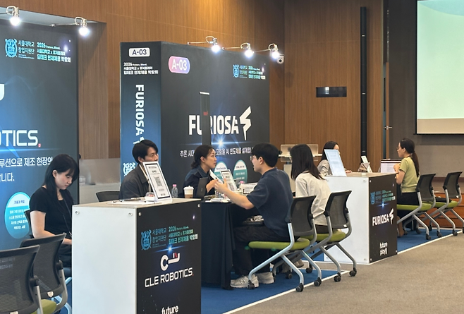 30일 서울 관악구 서울대 38동 글로벌공학교육센터에서 열린 '2026 서울대X퓨처플레이 딥테크 인재채용 박람회'에서 학생들이 스타트업 채용 관계자와 이야기를 나누고 있다/사진=황서율 기자chestnut@
