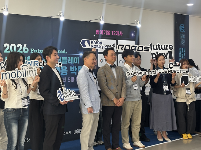 30일 서울 관악구 서울대 38동 글로벌공학교육센터에서 열린 '2026 서울대X퓨처플레이 딥테크 인재채용 박람회'에서 강건욱 서울대창업지원단장과 권오형 퓨처플레이 대표, 스타트업 관계자들이 기념촬영을 하고 있다/사진=황서율 기자chestnut@