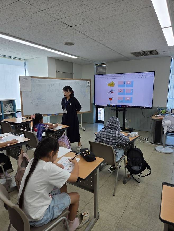 지난달 9일 찾은 경기 안산 푸른꿈동산학교에서 러시아, 카자흐스탄, 말레이시아 등에서 온 이주배경학생들이 한국어를 익히고 있다.