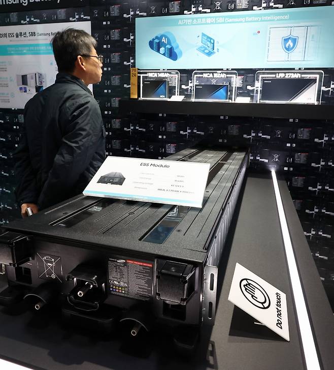 지난 3월 11일 서울 코엑스에서 열린 인터배터리 2026에서 삼성SDI 부스를 찾은 사람들이 에너지저장장치(ESS) 제품을 살펴보고 있다. /뉴스1