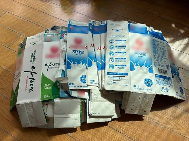 다 마신 우유팩을 그냥 버리지 않고 깨끗이 씻어 말린 뒤 차곡차곡 모아뒀다. (본인 촬영)
