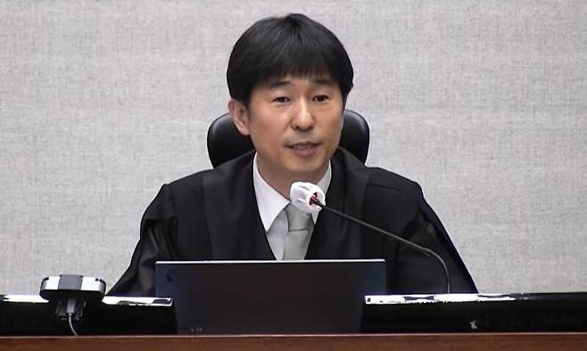 지귀연 부장판사가 지난 2월19일 오후 서울 서초동 서울중앙지법 417호 형사대법정에서 내란 우두머리 혐의로 구속 기소된 윤석열 전 대통령 등에 대한 선고 공판을 진행하고 있다. 서울중앙지법 제공
