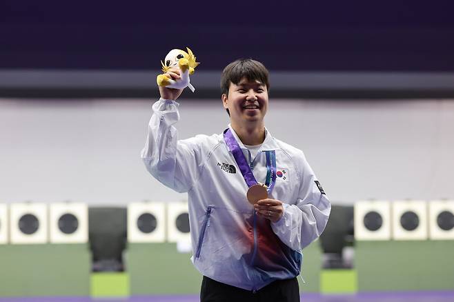 이건혁이 1일 일본 아이치현 종합사격장에서 열린 2026 아이치·나고야 아시안게임 사격 남자 25m 속사권총 개인전에서 금메달을 차지한 뒤 시상대에서 기념 촬영하고 있다. 아이치/연합뉴스