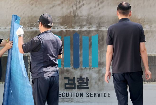 오는 2일 공소청 출범과 동시에 기존 검찰청은 폐지된다. 검찰이라는 명칭 자체도 사라진다. 이에 따라 검찰은 공소청 출범에 앞서 곳곳에 붙어 있는 문패와 표식 등을 지우고 있다. 뉴스1