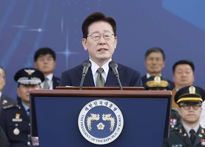 이재명 대통령이 1일 충남 계룡시 계룡대 활주로에서 열린 건군 제78주년 국군의 날 기념행사에서 기념사를 하고 있다. 청와대사진기자단