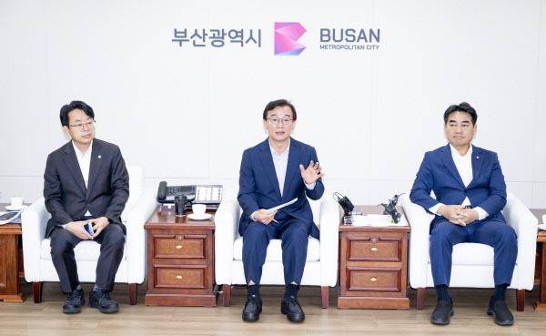 전재수 부산시장(가운데)과 박홍배 더불어민주당 부산시당위원장(왼쪽), 이성권 국민의힘 부산시당위원장이 지난달 30일 부산시청 7층 의전실에서 열린 ‘부산 발전 여·야·정 회의’에서 모두발언 하고 있다. 국제신문 DB