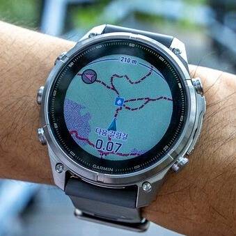 70m만 더 가면 갈림길이 나온다고 표시돼 있다. 미리 설정해 둔 GPS 트랙 파일을 시계 안에 넣으면 산행할 때 내비게이션으로도 활용할 수 있다. 지도는 끊김없이 부드럽게 확대되고 축소된다.