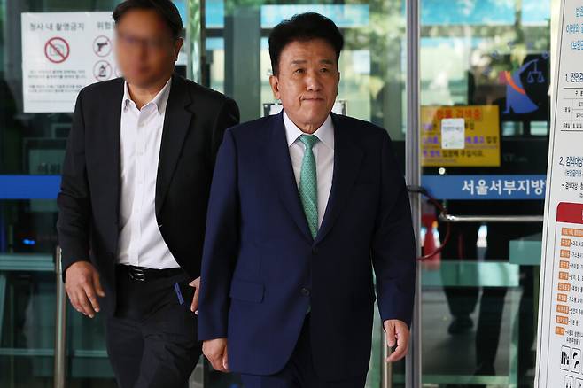 함영주 하나금융지주 회장이 1일 서울 마포구 서부지법에서 열린 하나은행 채용재판 사건 업무방해 혐의 파기환송심 첫 공판기일 출석을 마친 뒤 청사를 떠나고 있다. ⓒ연합뉴스