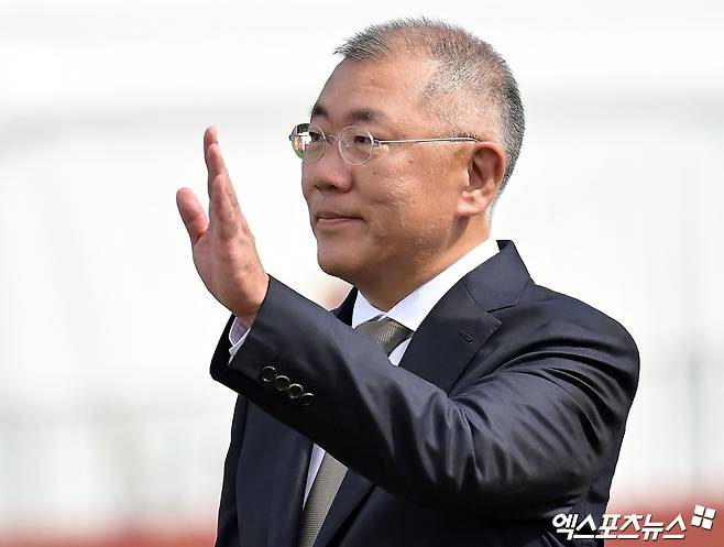 30일 일본 아이치현 오카자키 중앙종합공원 다목적광장에서 열린 '2026 아이치·나고야 아시안게임' 양궁 컴파운드 혼성 단채전 4강전 대한민국과 중국의 경기, 대한민국 박정윤-최용희 조가 인도의 치키타 타니파르티-사힐 자디브 조에 슛오프 접전 끝에 157-157<19-20>로 패배하며 은메달을 획득했다. 정의선 대한양궁협회장이 시상자로 참석해 인사를 하고 있다. 일본 오카자키, 김한준 기자