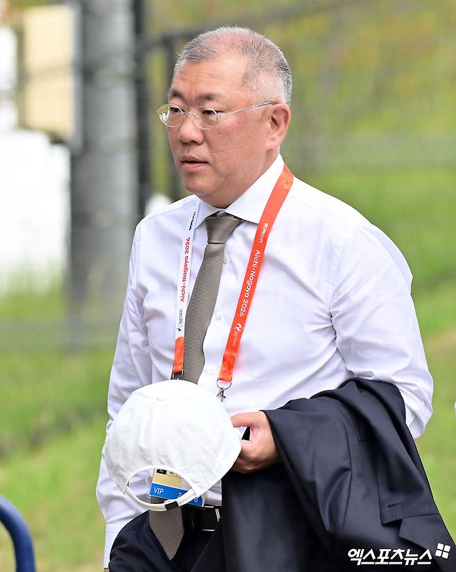 30일 일본 아이치현 오카자키 중앙종합공원 다목적광장에서 열린 '2026 아이치·나고야 아시안게임' 양궁 컴파운드 여자 단체 동메달 결정전 대한민국과 대만의 경기, 대한민국이 대만을 꺾고 동메달을 획득했다. 대한양궁협회 회장인 정의선 현대자동차그룹 회장이 컴파운드 여자 단체 동메달 결정전을 지켜본 후 경기장을 빠져나가고 있다. 일본 오카자키, 김한준 기자